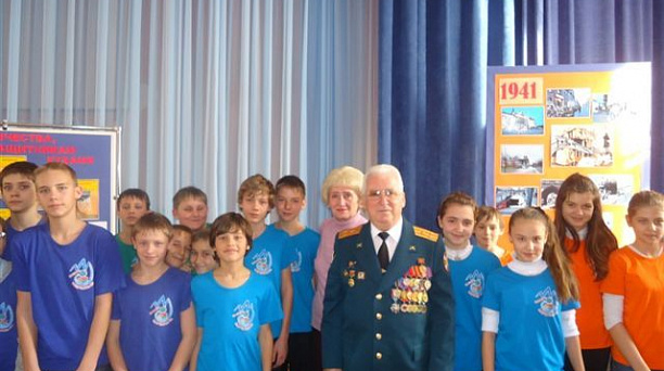 В школе №101 прошли соревнования по неполной сборке-разборке автомата 