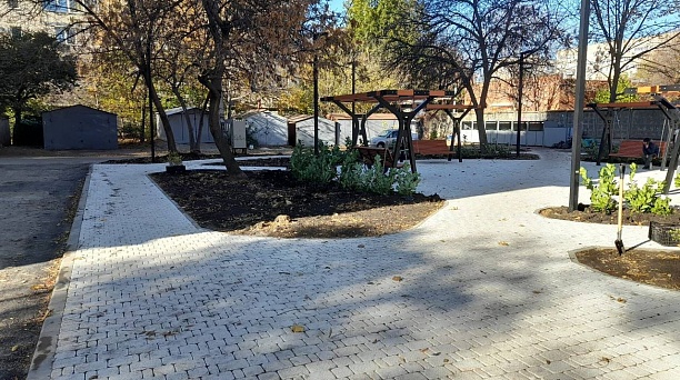 Новый сквер вместо старых гаражей: завершается благоустройство территории по ул. Московской