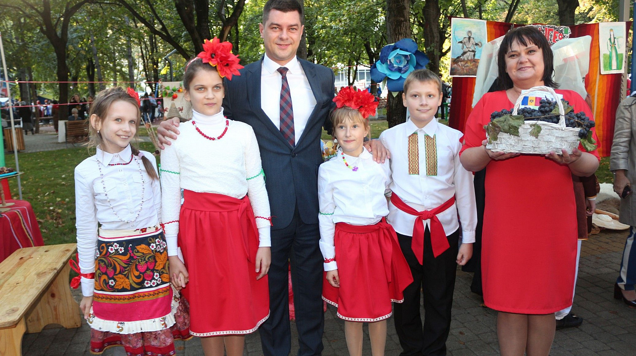 В день города глава Прикубанского округа Александр Журавлев наградил жителей округа за достижения и посетил выставку национальных культур