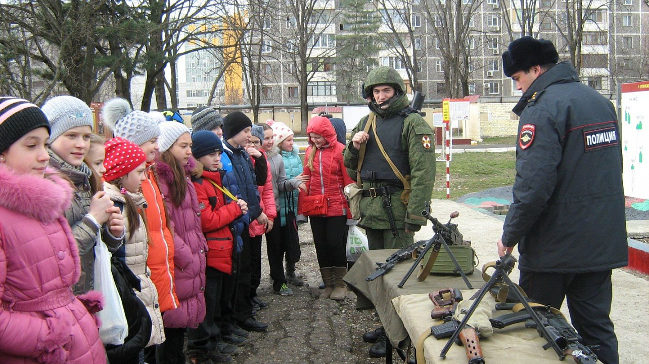 Учащиеся школы №93 побывали с экскурсией в войсковой части 3703