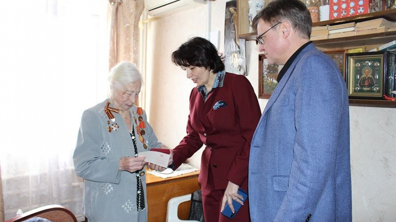 В Центральном округе продолжается вручение юбилейных медалей на дому