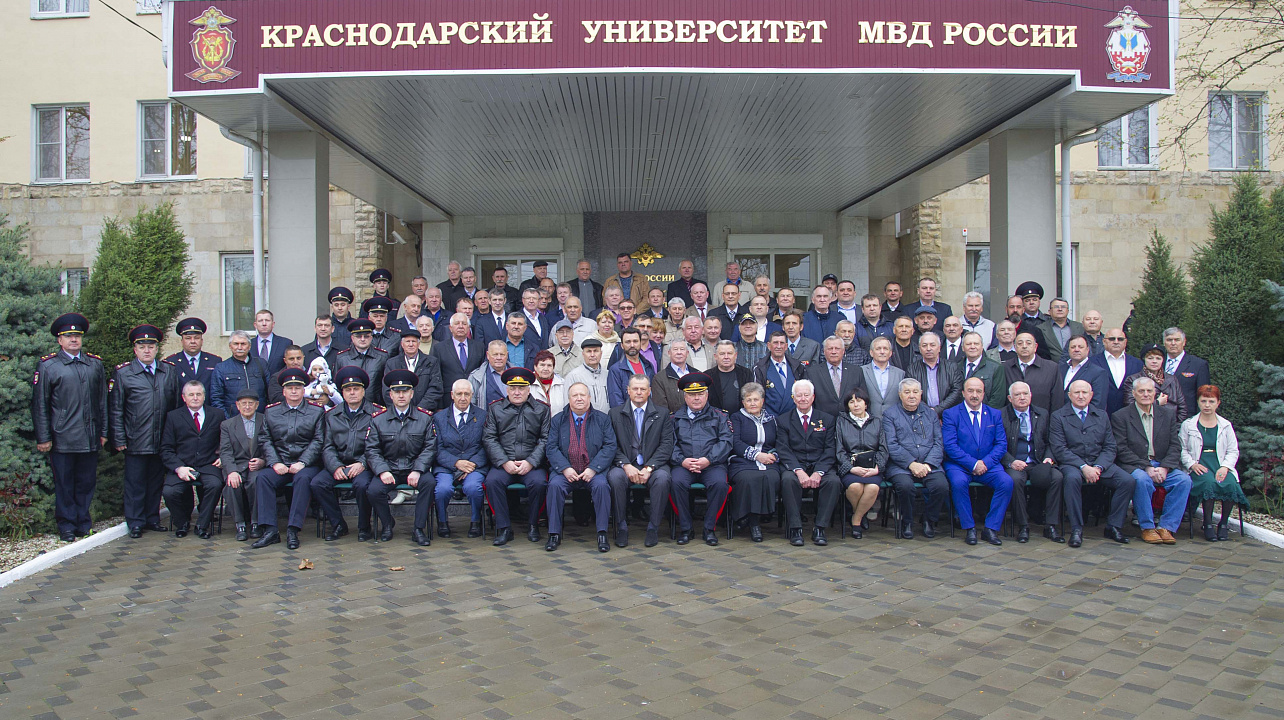 В Краснодарском университете МВД России открыли памятник известному литературному и кинематографическому герою – участковому уполномоченному милиции Анискину