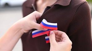 Краснодарцам ко Дню Государственного флага России раздают ленточки триколора 
