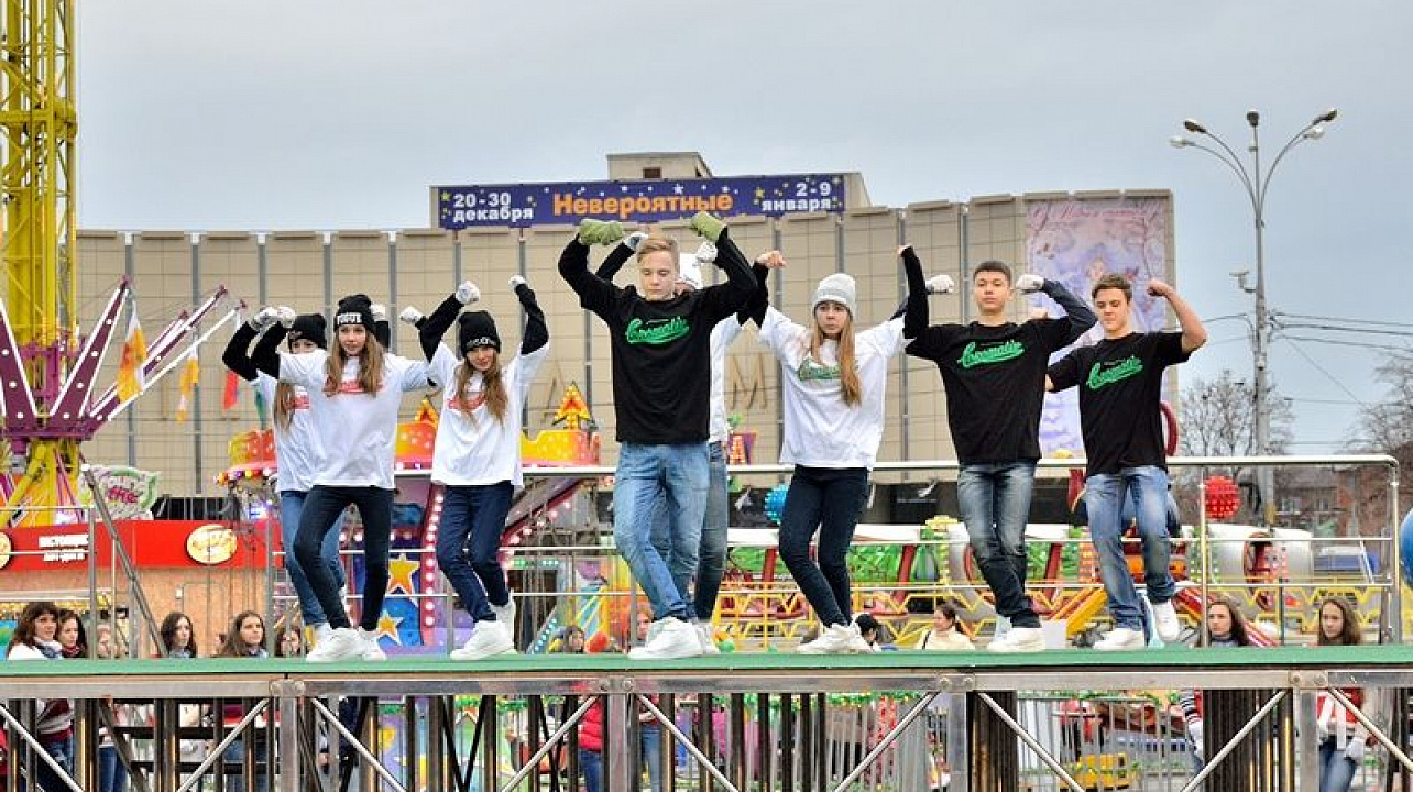 100 юных прикубанцев из Центра детского творчества сделали новогодний подарок горожанам