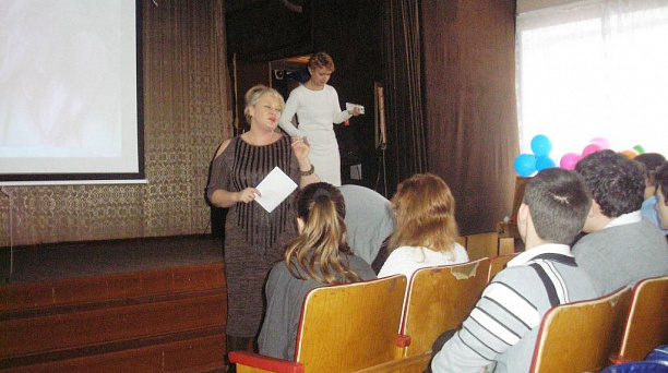 Творческие коллективы Сельского дома культуры поселка Белозерного провели патриотический час в школе №77