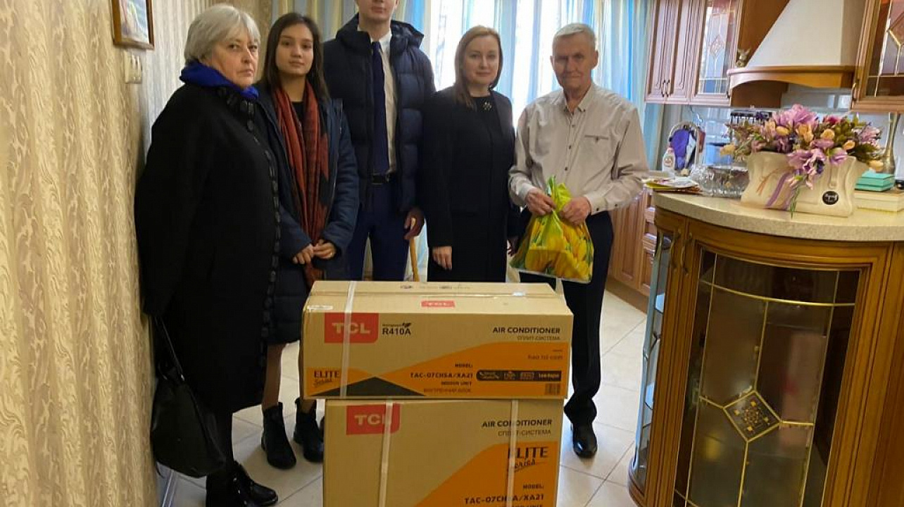 Ветеранам, проживающим в Западном округе, вручили подарки