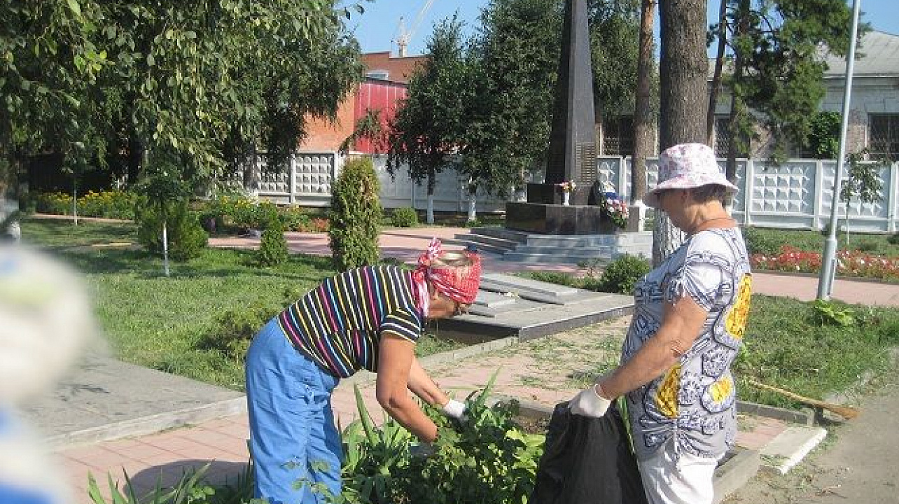 Общественники Прикубанского округа навели порядок в сквере Памяти по улице Российской