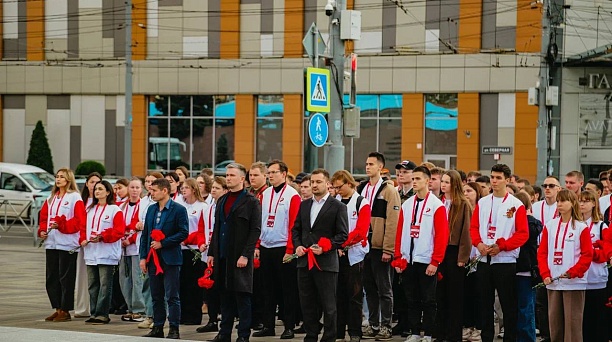Участники Форума исторического наследия возложили цветы к Вечному огню в Краснодаре 