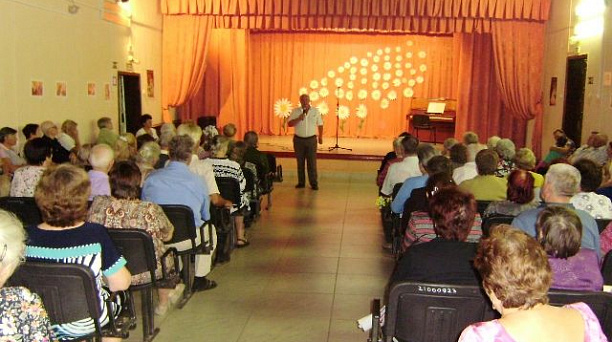 В поселке Белозерном поздравили людей старшего поколения