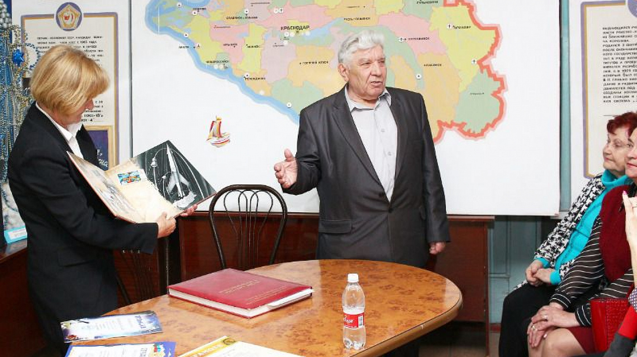 Общественники Краснодара подарили музею космонавтики уникальный фотоальбом.jpg