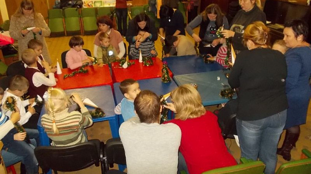 Дети-инвалиды Центрального округа мастерят новогодние игрушки