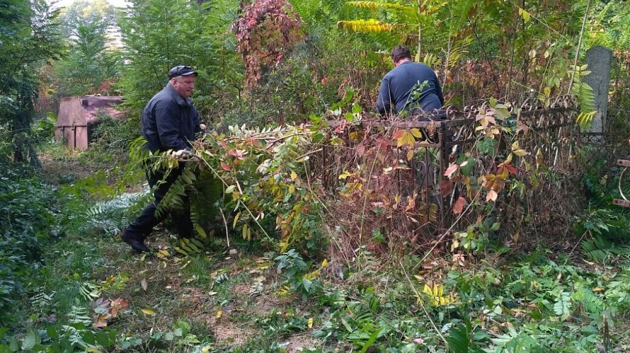 В Западном округе прошел субботник на Всесвятском кладбище