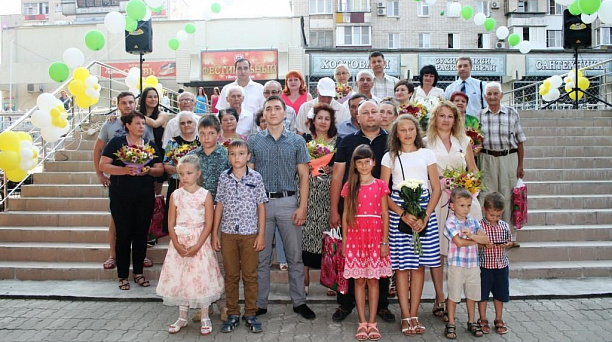 В сквере Фестивальном чествовали 13 заслуженных семей Прикубанского округа