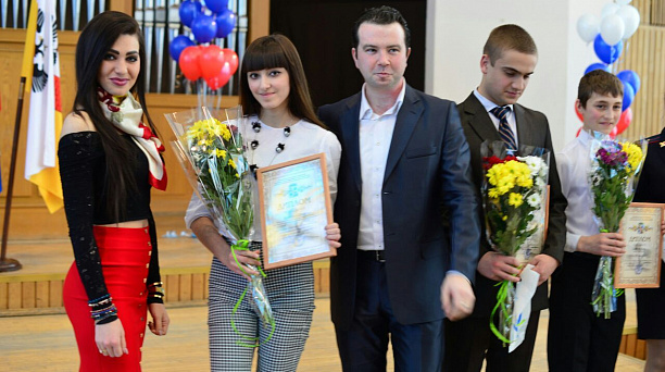 В Западном округе прошел заключительный концерт городского этапа героико-патриотической песни «Пою моё Отечество»