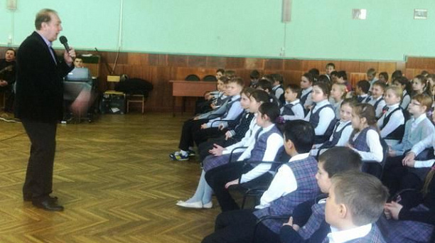 В МБОУ СОШ № 42 состоялся концерт артистов театра «Премьера»