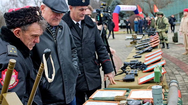 Казаки встретили участников марш-броска в честь юбилея Победы
