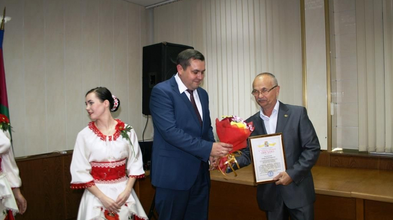 В Прикубанском округе ко Дню города наградили самых активных горожан и вручили паспорта молодежи