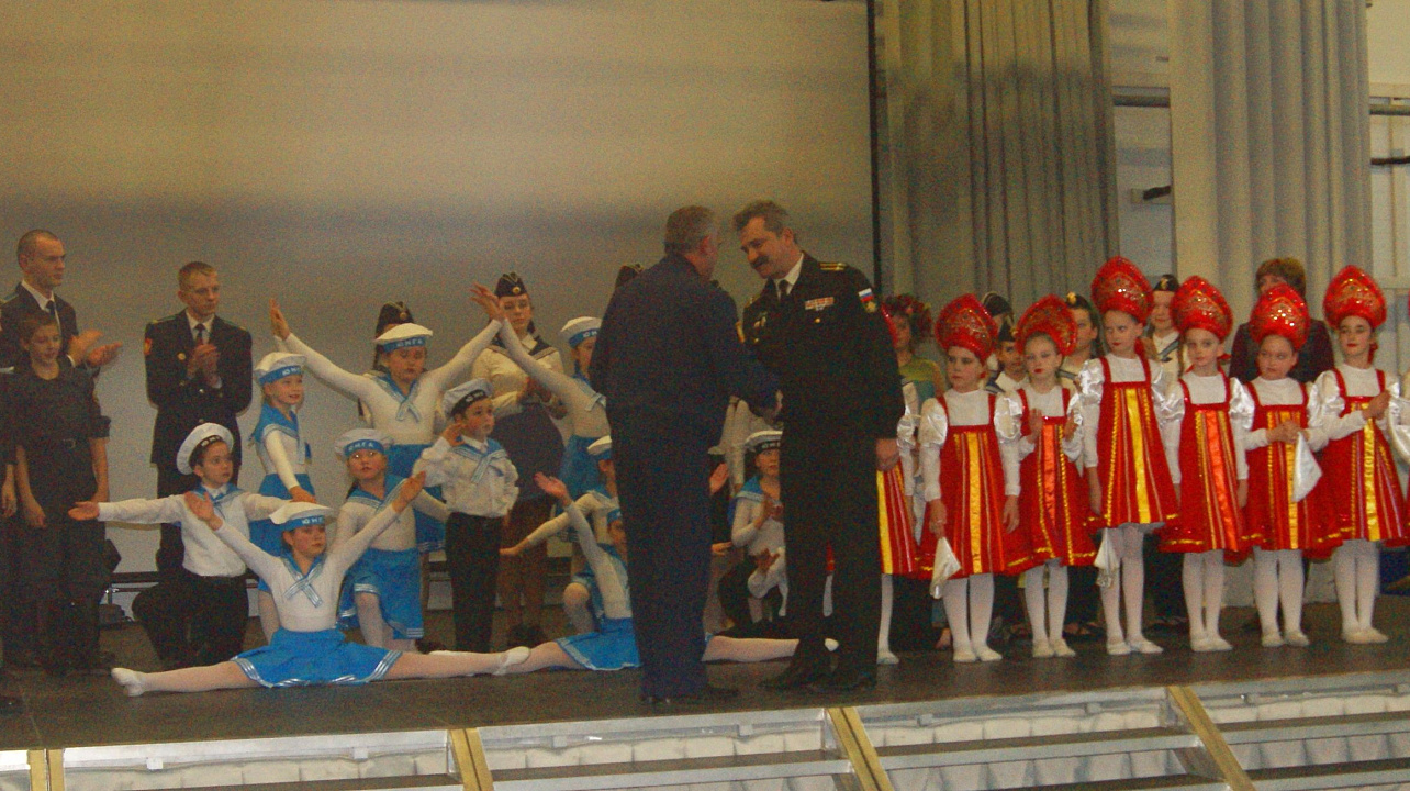 Учащиеся ДМЦ объединений художественной направленности выступили с музыкальным подарком, задорно исполнив традиционные морские танцы «Яблочко», «Экипаж», «Бескозырка белая» и другие. Особенно проникновенно звучала литературная композиция в исполнении учащ