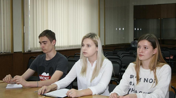 Молодежный Совет Прикубанского округа провел круглый стол с представителем Русской Православной церкви