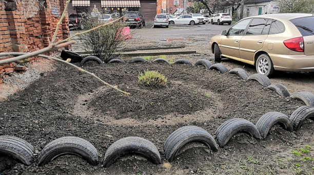 На территории Западного округа прошел субботник по демонтажу отработанных автомобильных шин