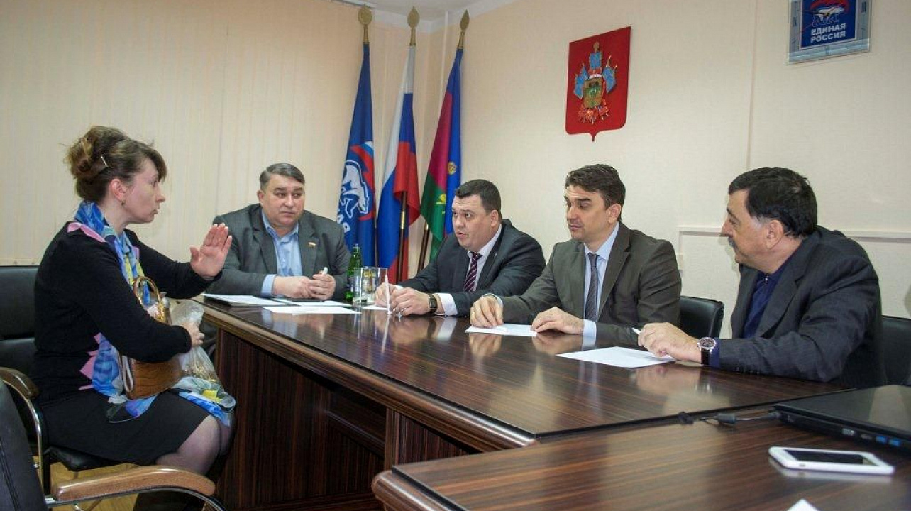 Депутат ЗСК Григорий Пенжоян провел расширенный приём граждан