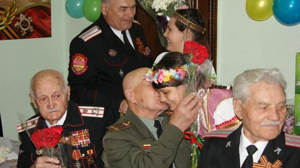 Казаки Краснодара поздравили ветеранов