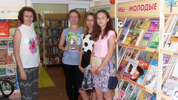 Сотрудники библиотеки им. Н. К. Крупской провели экскурсию для своих читателей