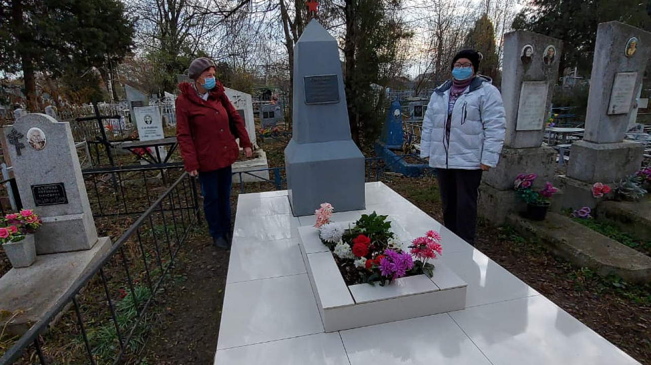 Сегодня глава администрации Прикубанского округа Александр Журавлев возложил цветы у могилы Неизвестного летчику по улице Совхозной