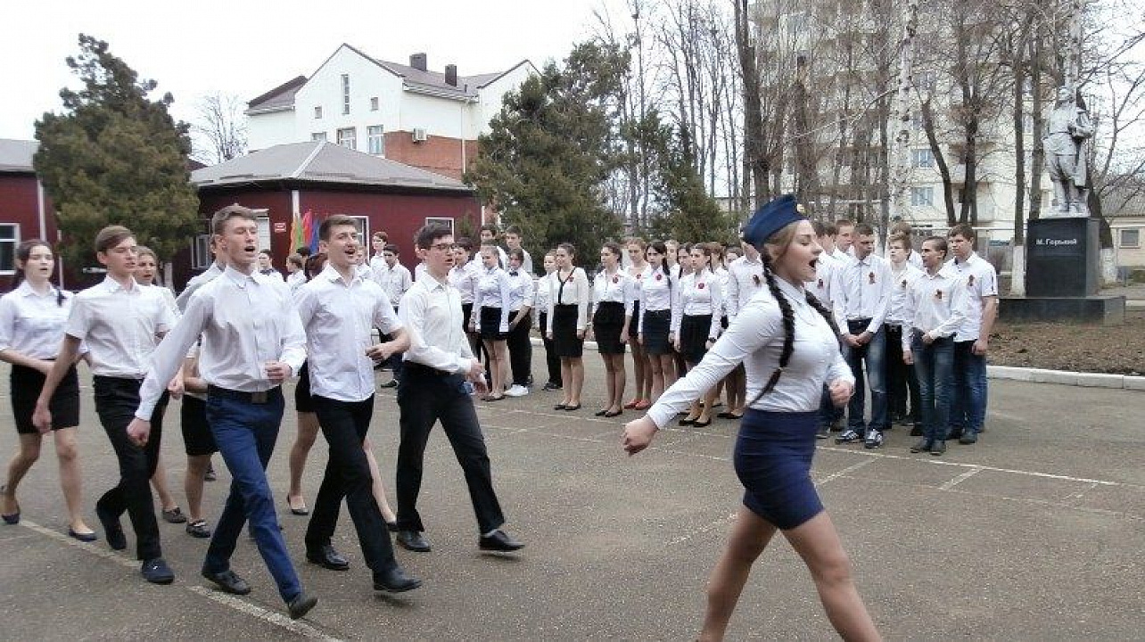 Конкурс "Строя и песни" прошел в Краснодарском торгово-экономическом колледже