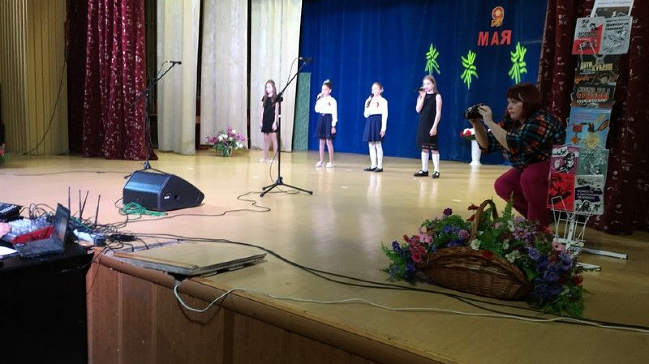 В ДК ВОС прошла литературно-музыкальная панорама «Мир на Земле вашим подвигом создан».jpg