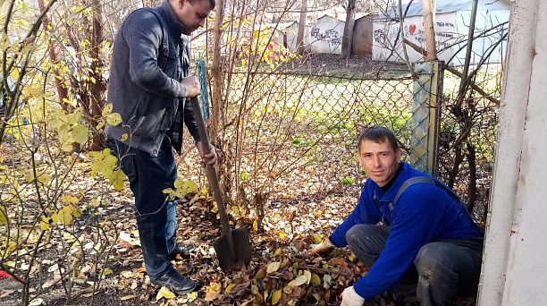 Зеленый уголок своими руками. В Центральном внутригородском округе высадили деревья
