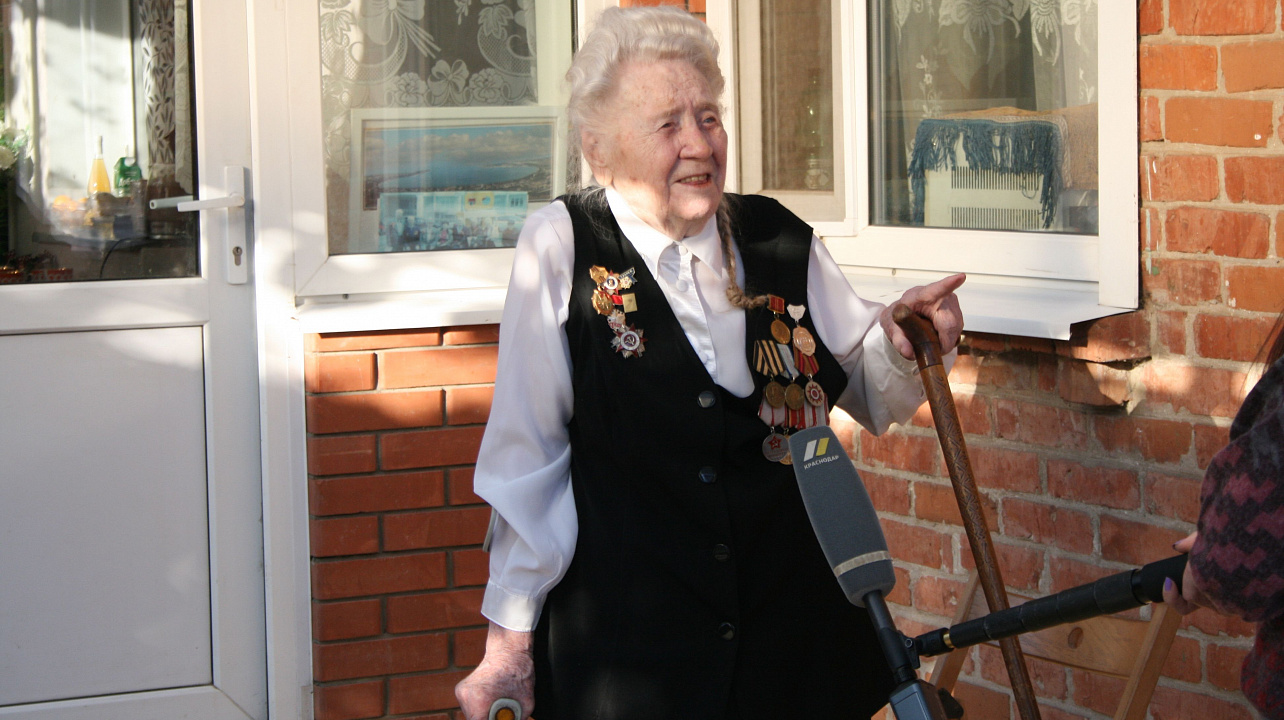 Ветерана  Прикубанского округа поздравили с 75-летием освобождения Кубани заместитель главы города Виталий Косенко и глава Прикубанского округа Андрей Дорошев