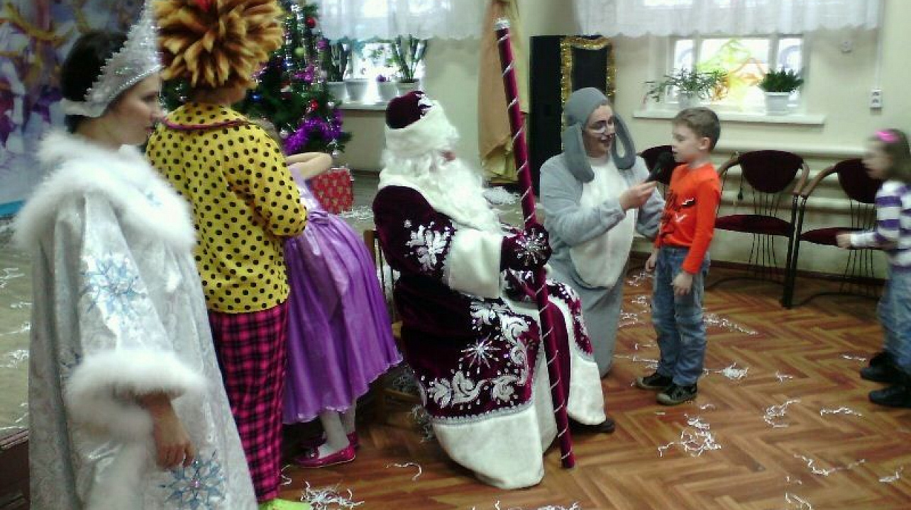 Новогодняя благотворительная программа для детей прошла в Городском доме культуры Западного округа