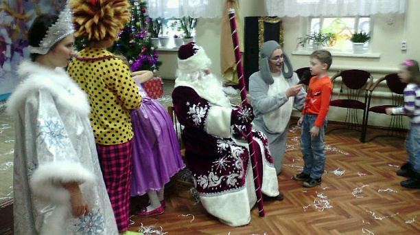 Новогодняя благотворительная программа для детей прошла в Городском доме культуры Западного округа