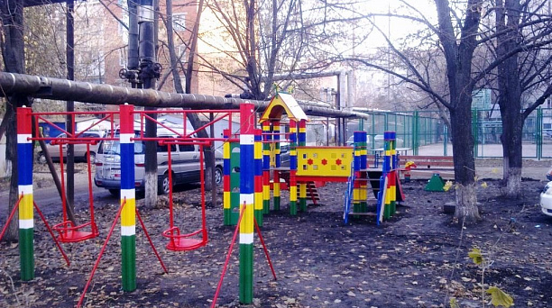 На улице Коллективной Прикубанского округа установили красиво оборудованную детскую площадку