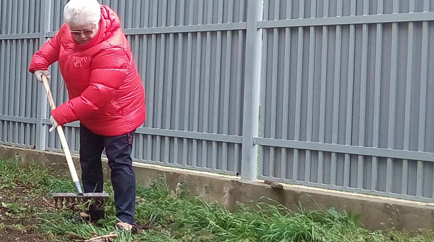 В Краснодаре офисные сотрудники управляющей компании присоединились к челленджу по уборке мусора