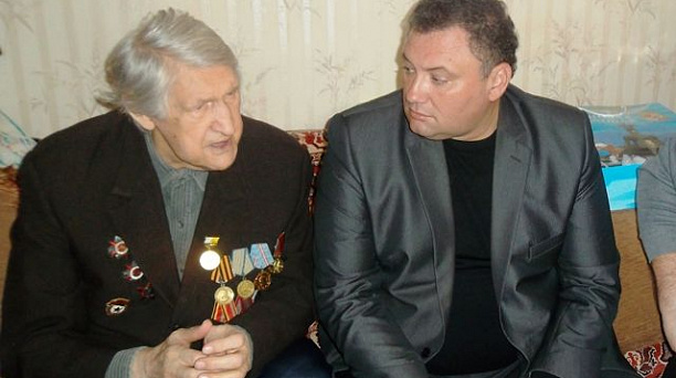Глава Прикубанского округа Максим Нечитайло поздравил Сергея Петровича Бережного с очередной юбилейной датой Великой Победы