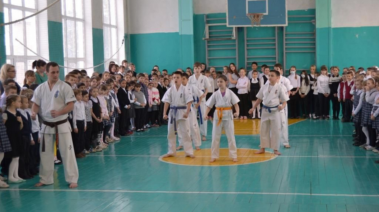 Каратисты на открытии.JPG