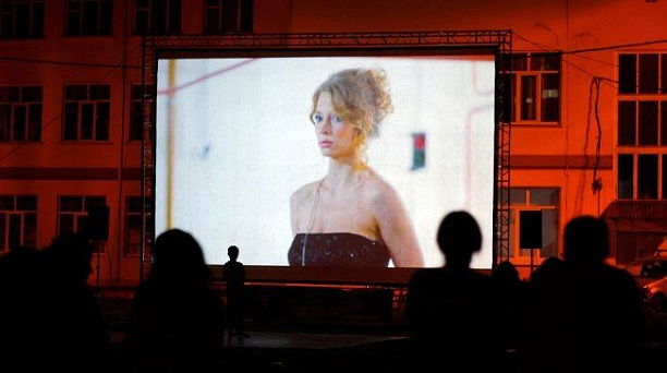 В Западном округе проходят кинопоказы под открытым небом