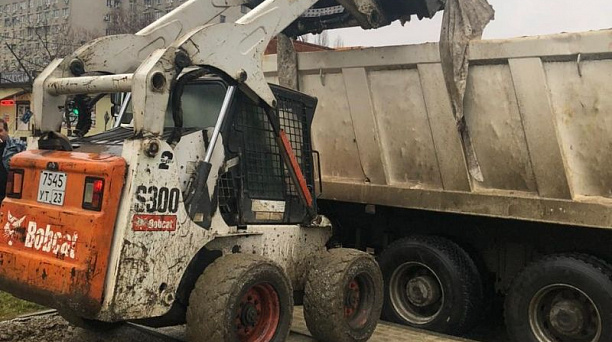 В сквере «Крымском» в Краснодаре начали укладку тротуарной плитки