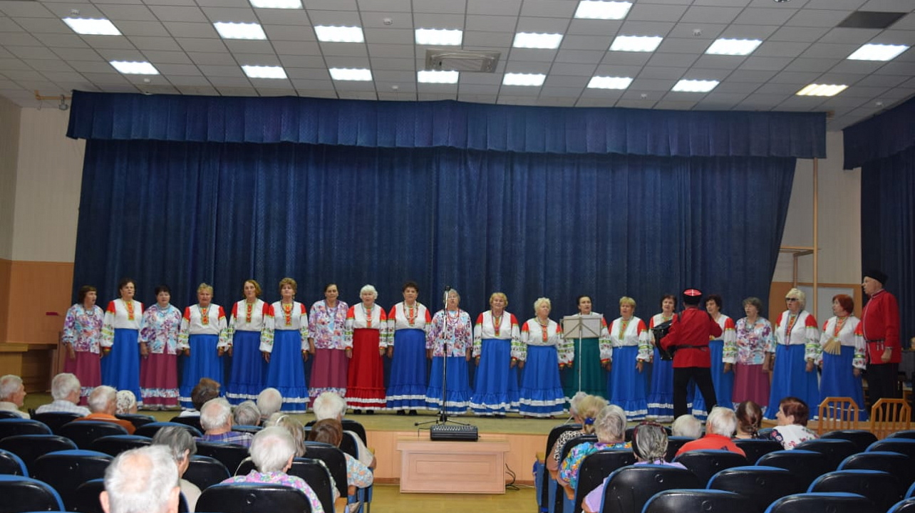 Ансамбль песни «Огонёк» из Елизаветинского СДК дал благотворительный концерт для ветеранов