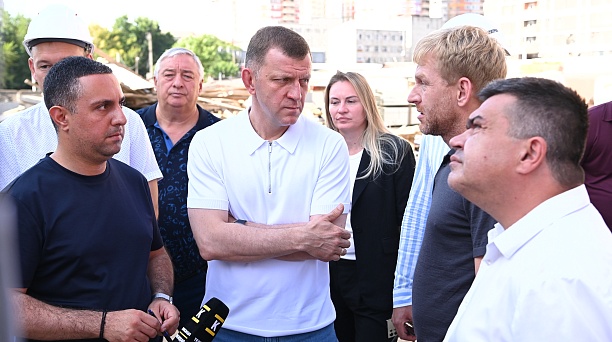 Евгений Наумов проверил ход строительства школы на ул. Новороссийской