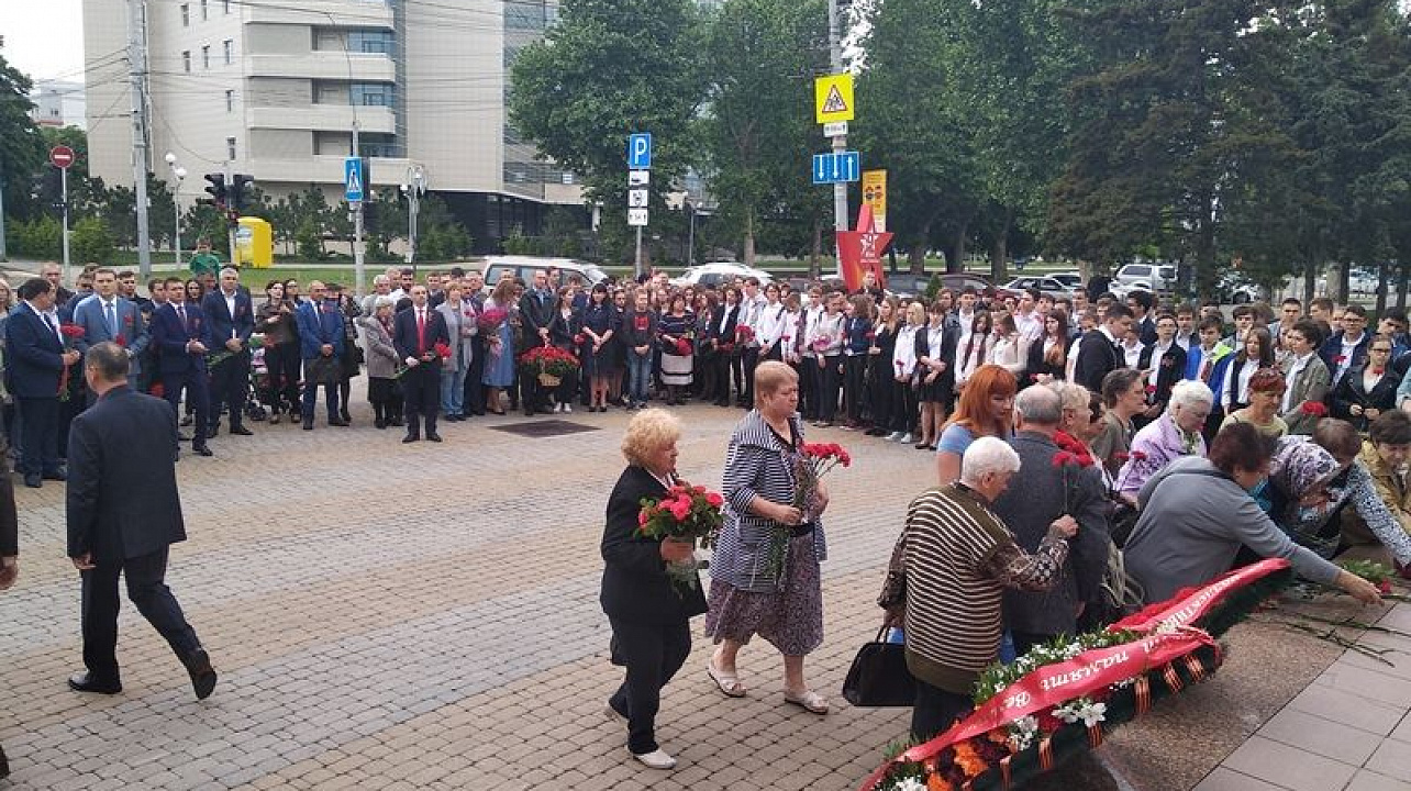 Сегодня ко всем мемориалам и памятным доскам Центрального округа возложили цветы