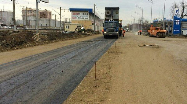 На ул. Новороссийской в Краснодаре возобновлены работы по асфальтировке проезжей части