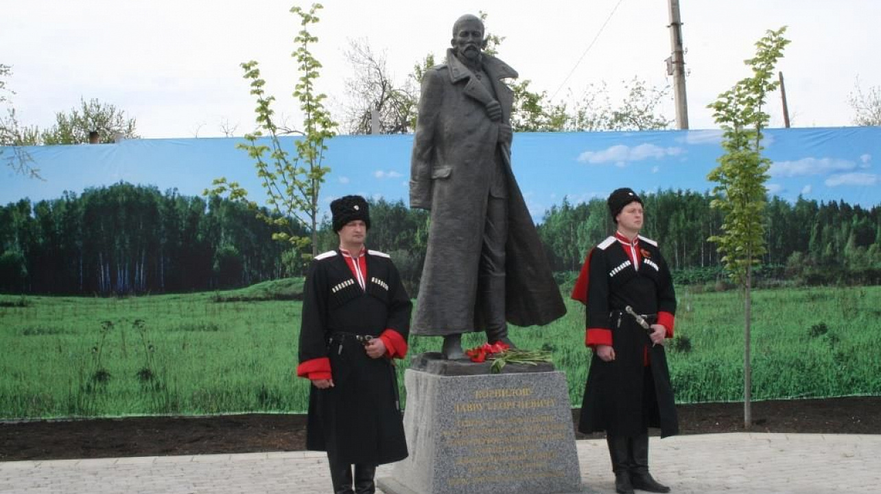 Почтить память командующего Добровольческой армии генерала Лавра Корнилова на месте его гибели пришли несколько тысяч краснодарцев.