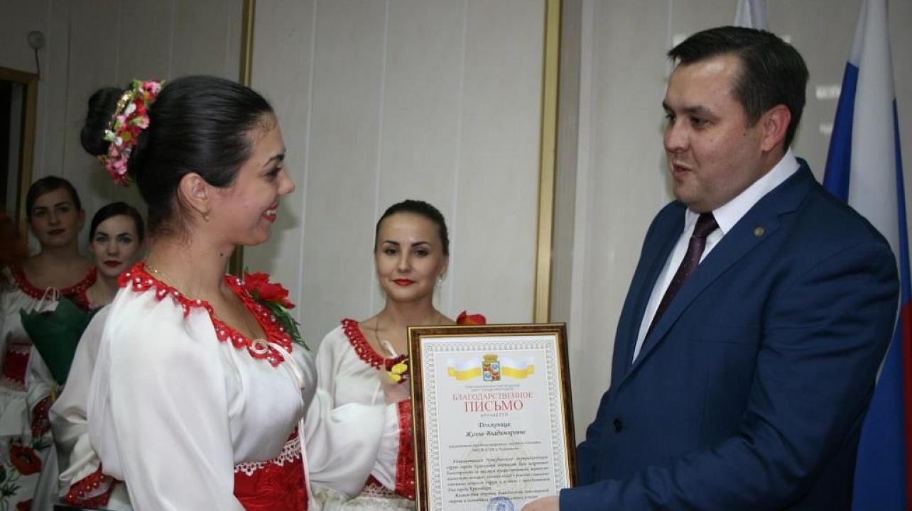 В Прикубанском округе ко Дню города наградили самых активных горожан и вручили паспорта молодежи