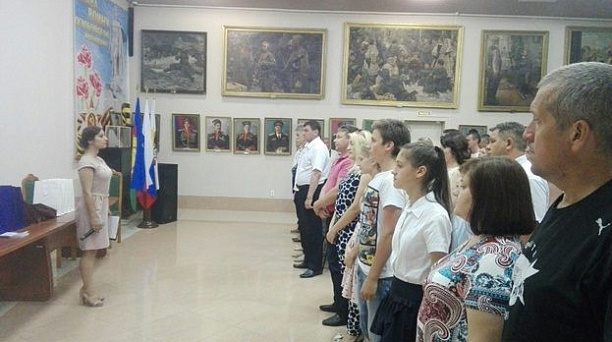 Юным прикубанцам торжественно вручили их первые паспорта