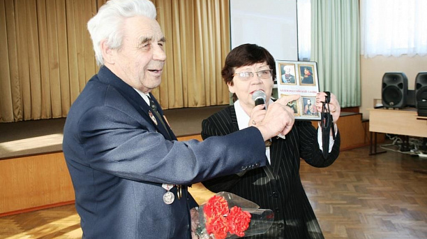 Ветераны-сталинградцы подарили учащимся прикубанской гимназии №18 видеоматериалы, повествующие о знаменитых российских генералах