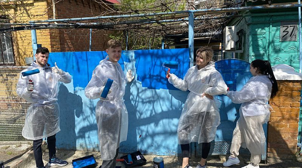 Молодежь Центрального округа провела субботник у труженицы тыла Марии Андреевны Юнусовой