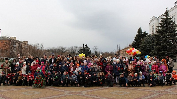 Патриотическая акция "Цветы у обелиска" прошла в Западном округе
